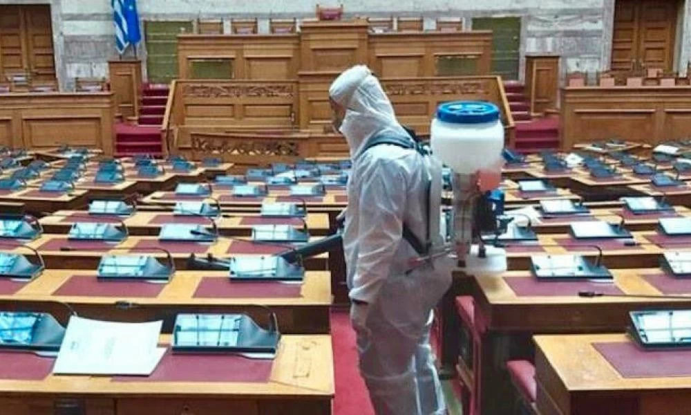 Απολυμάνθηκε η Βουλή - Εικόνες βγαλμένες από ταινίες